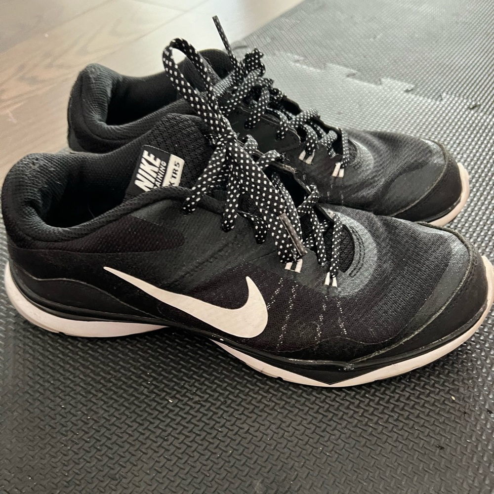 Nike training flex trs size 8.5 black and white